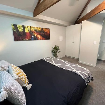 Well Located Apt With Loft Bedroom & Aircon Devonport Exterior photo